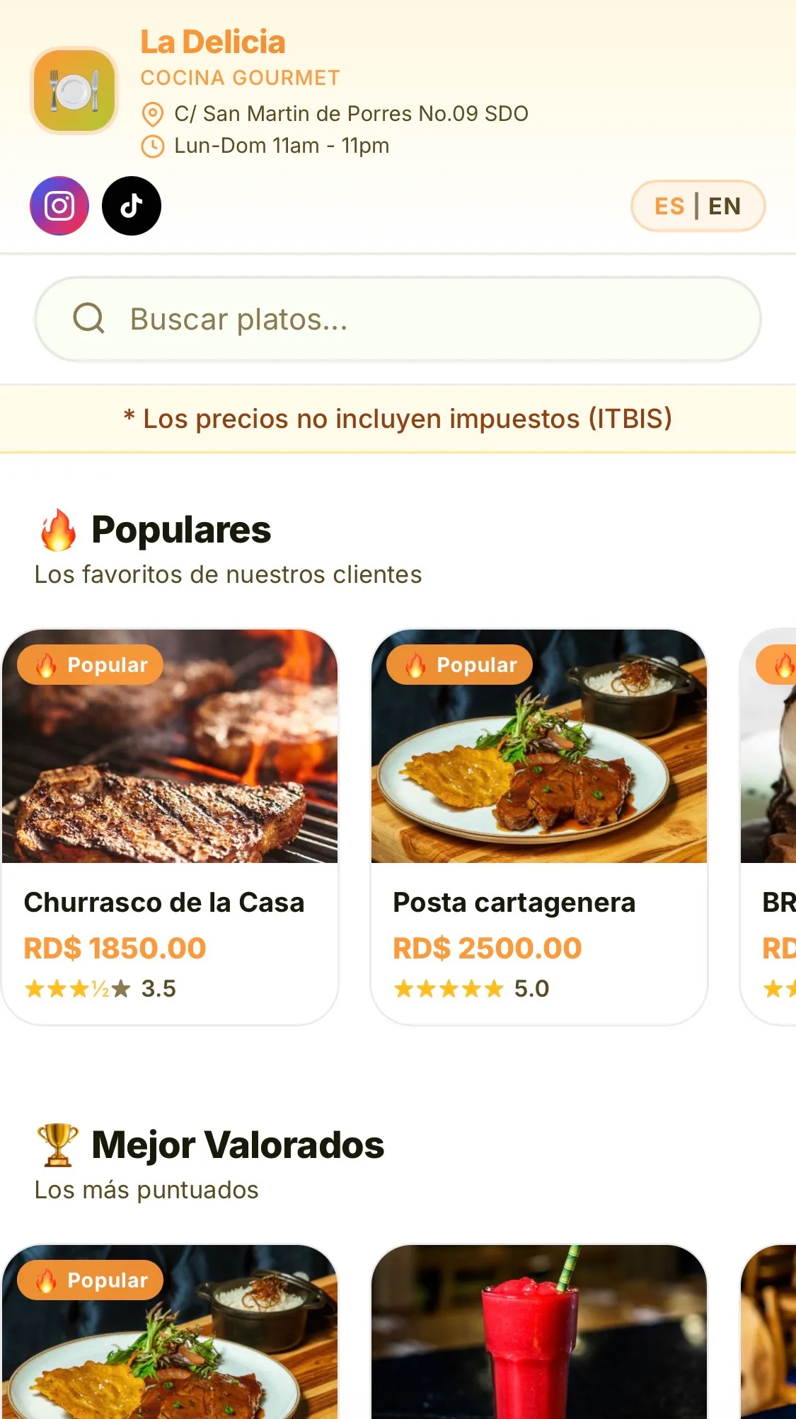 Carta digital de Menú-Click vista en un teléfono: platos populares con fotos, precios en pesos, calificaciones y selector de idioma español/inglés.